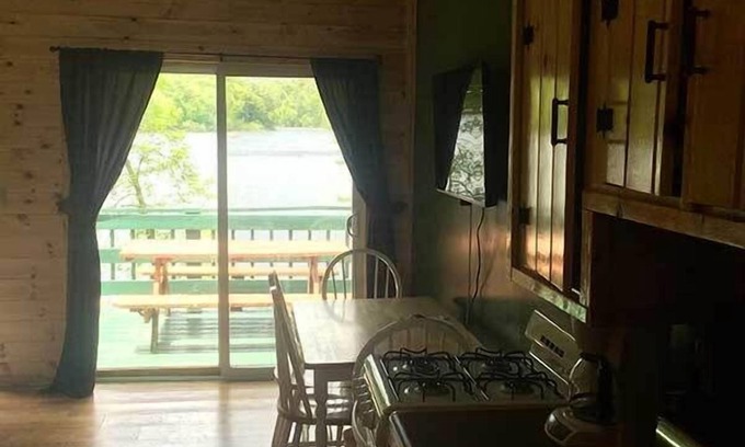 Lake Luzerne-Hadley Cabaña | The Elms Waterfront Cottages
