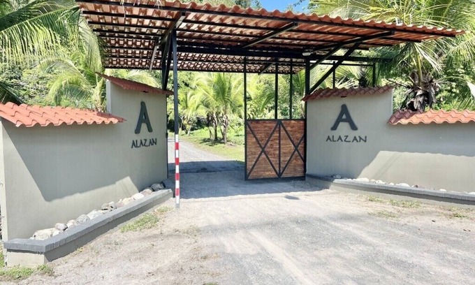 Playón Casa | The Emerald Haven Retreat‑style 1BR in Puntarenas – AC + Jungle Views