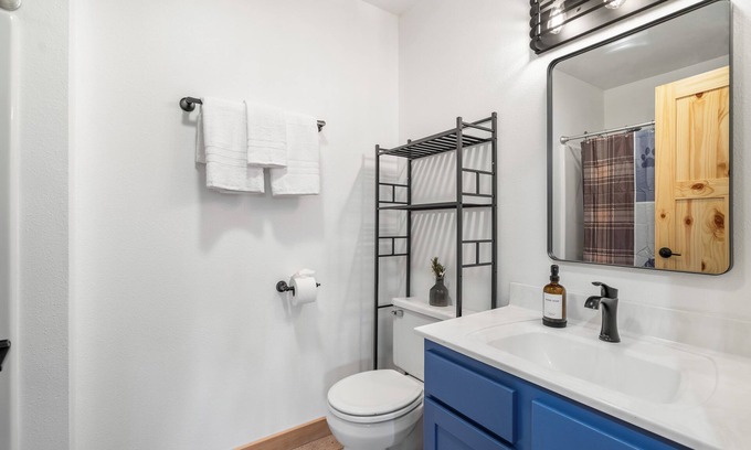 Waupaca Casa | The Emerald Lodge: 5BR Sleeps 21 - Chain O'Lakes - Grill - Fire Pit - Game Room