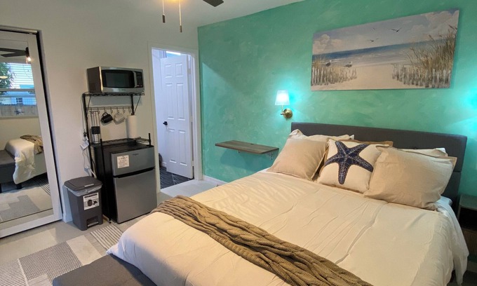 Riviera Beach Cabaña | The Emerald Oasis- 1 bedroom Detached Cottage with Wifi and AC- West Palm Beach