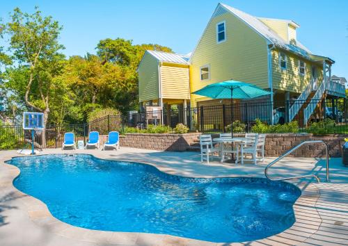 Emerald Isle Casa | The Emerald Owl House - Peaceful Emerald Isle Beach House w/Luxurious Heated Pool!