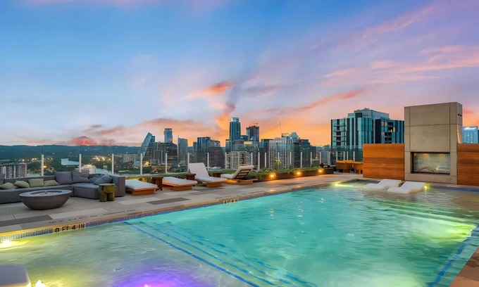 Rainey Street Historic District Cabaña | The Emma Penthouse: Modern 2BR Condo, Steps From Rainey St. & Lady Bird Lake