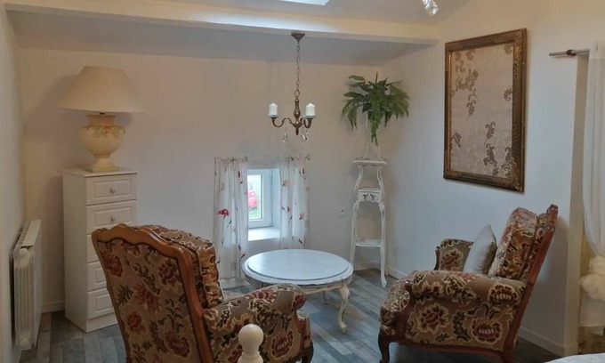 Taize-Maulais Cama Y Desayuno | The Enchanted Bedroom, private bathroom with kitchen facilities available