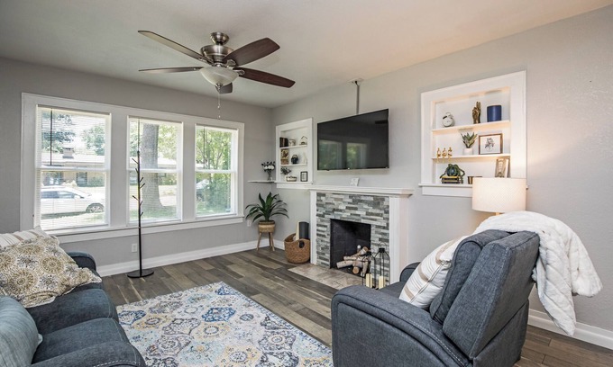 Tyler Casa | The English Rose - 2 king rooms w TV’s, 2 twin, 2 signed Colleen Hoover books!