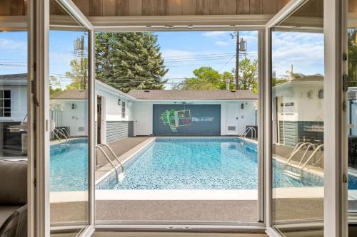 Calgary Casa | The Experience - Pool Hot Tub Theater Games Rm Pub