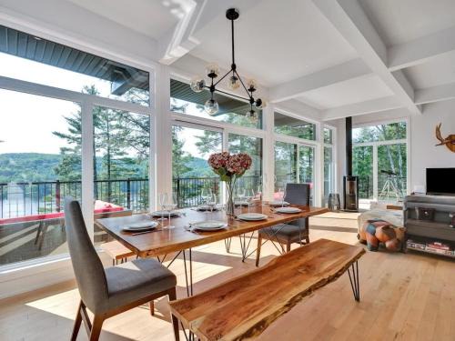 Val-des-Monts Casa | The Eyrie: Sweeping views waterfront sunlit escape