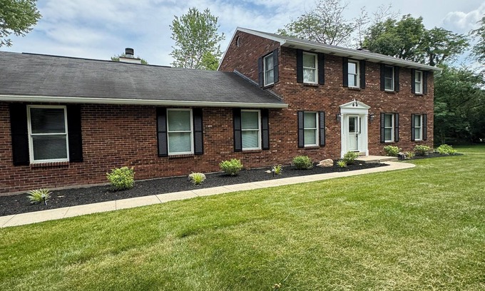 Bellbrook Otro | The Fairfield Farmhouse: Perfect for Relaxing Getaways!