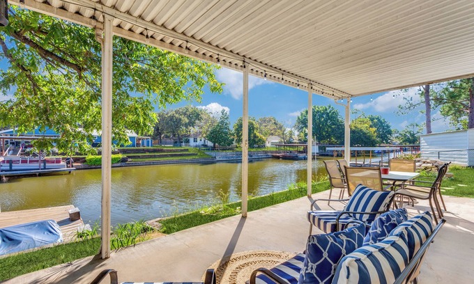 Granbury Casa | The Falling Pecan Lakehouse