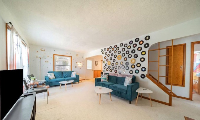 Cuyahoga Falls Casa | The Falls · NEW! Retro Retreat in Cuyahoga Falls - Sleeps 10