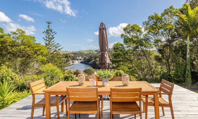 Haruru Casa | THE FALLS VIEW - HARURU FALLS HOLIDAY HOME in Haruru Falls