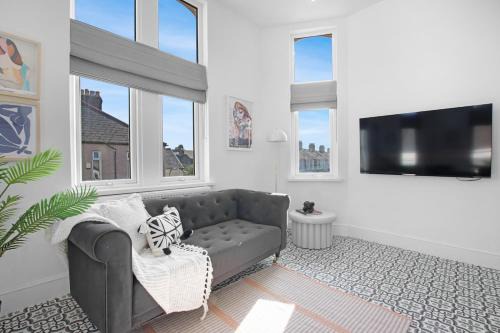 Riverside Apartamento | The Family Nest – 3-Bed Apartment with Parking