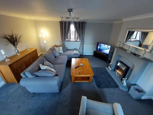 Leeds Casa | The Farm House Modern spacious 2 bedroom home at Tong road Leeds perfect for contractors free secure parking