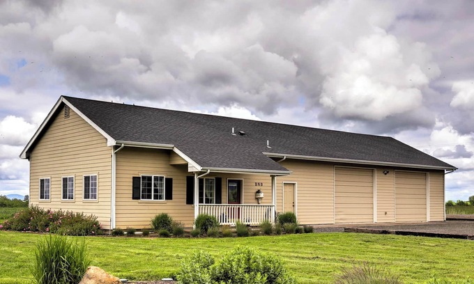 Harrisburg Otro | The Farm House on Mount Tom, Enjoy the Oregon countryside just north of Eugene