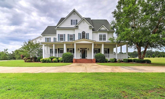 Zebulon Casa | 'The Farm Mansion' w/ 3 Stories + Private Pool!