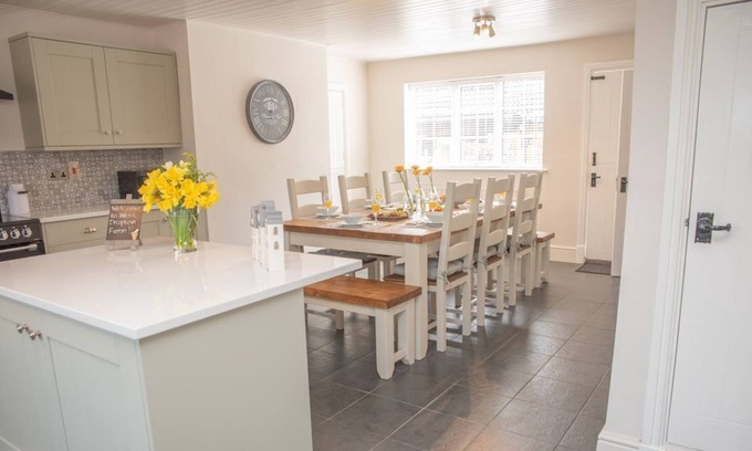Retford Cabaña | The Farmhouse - a 5 bedroom house that sleeps 16 guests