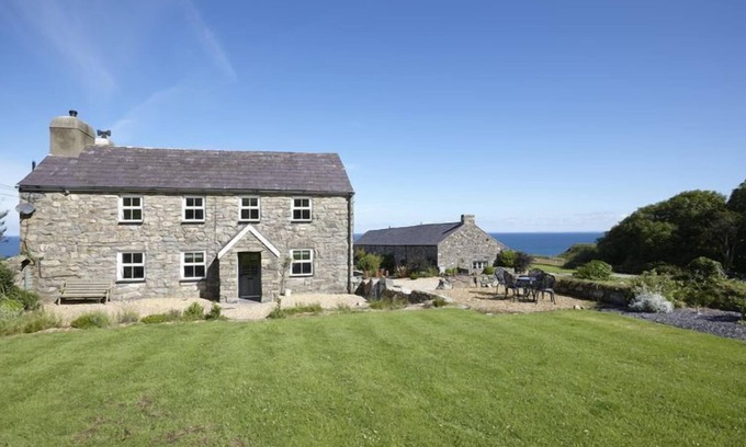 Pistyll Cabaña | The Farmhouse - una península de llyn con capacidad para 7 personas en 4 habitaciones
