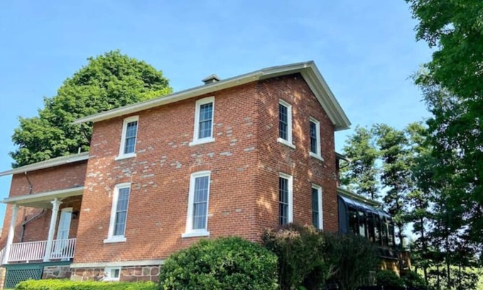 Sodus Otro | The farmhouse at Hagen Acres, nestled in apple orchards country
