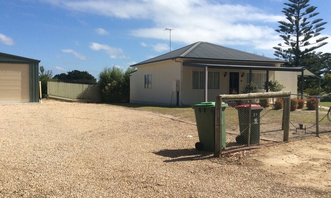 Lakes Entrance Casa | The Farmhouse Country Charm large yard Ample Parking Garage Available to use.