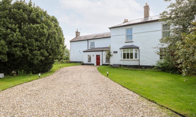 Felmingham Casa | THE FARMHOUSE, family friendly, with hot tub in North Walsham