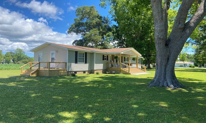 Newport Casa | The Farmhouse. Quiet, modern. Family Friendly. Short drive to the beach!