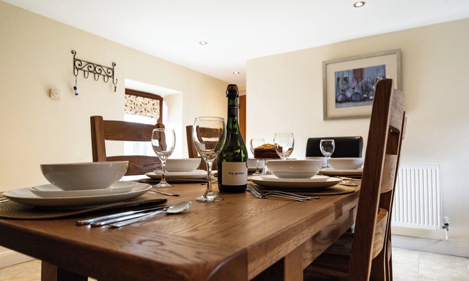 Newton Grange Cabaña | The Farriers Sleeps 5 (2 habitaciones) Granero convertido con acceso a High Peak Trail