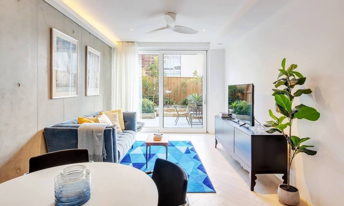 Alexandria Apartamento | The Fern Split level Oasis with Lush Courtyard
