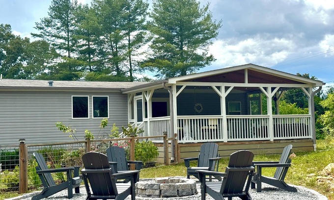 Franklin Casa | The Field House at Apple Trail Farm. Relaxing Appalachian getaway in Western NC