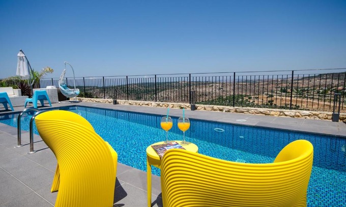 Kfar Vradim Cabina | The Fifties suites