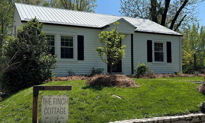 Mount Airy Cabaña | The Finch Cottage Charming 2-bedroom cottage Historical District Mount Airy