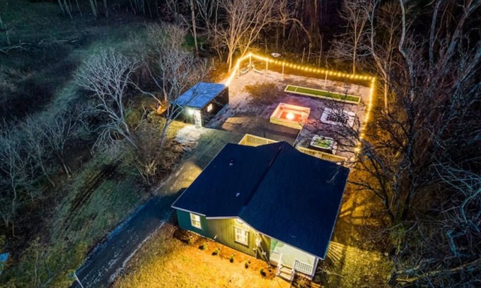 Elkton Cabina | The Fireside Retreat/Hot Tub/Movie Shed/Yard Games