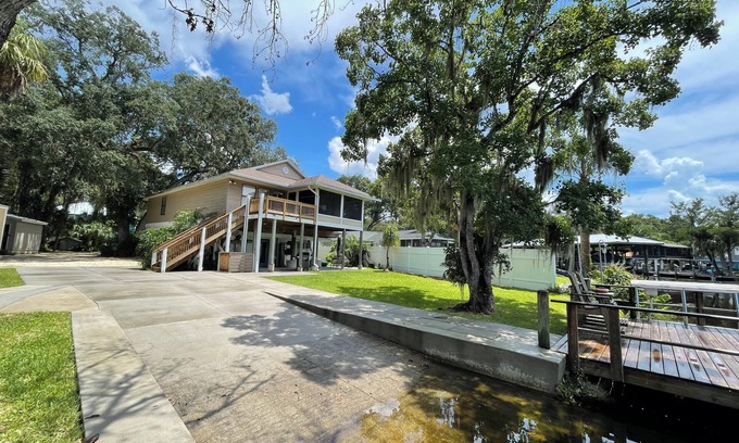 Homosassa Casa | The Fish House - Water Front - Fisherman's Retreat - Open Back Bay View