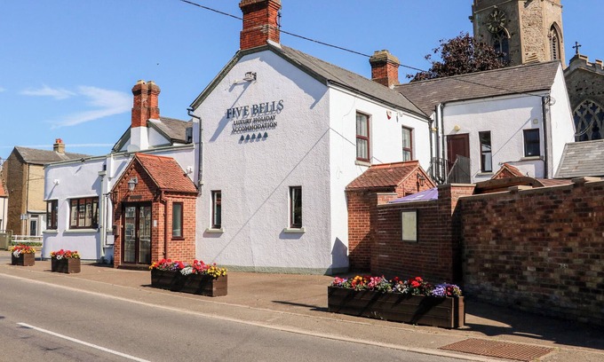 Wisbech Casa | THE FIVE BELLS INN, character holiday cottage, with hot tub in Upwell