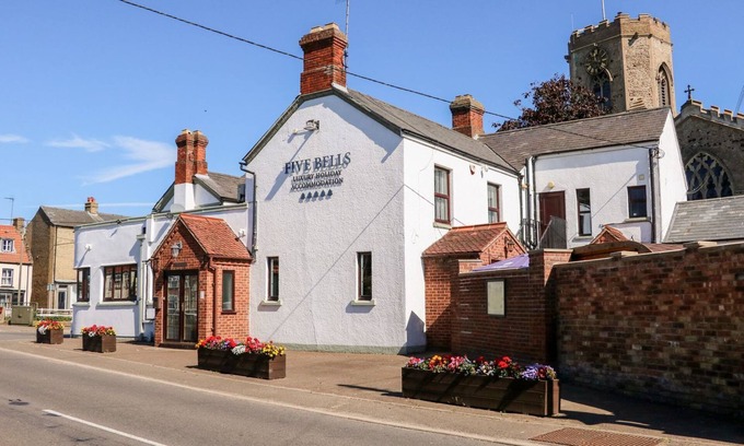 Wisbech Casa | THE FIVE BELLS INN, character holiday cottage, with hot tub in Upwell
