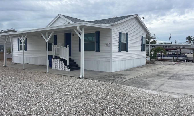 Flamingo Bay Casa | The Flamingo at Sandpiper 2 bed 2 bath waterfront location with dock and lift
