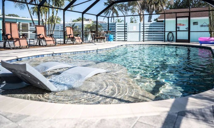 Laurel Casa | The Flamingo
