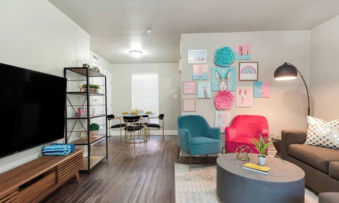 Oakmont Heights Apartamento | The Flamingo | Whimsical | Central AUS | Sleeps 5