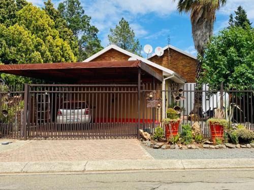 Fichardt Park Casa | The Flower Guest House