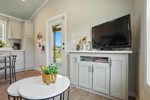 Custer Casa | The Fluffy Cow - BRAND NEW 1 BD CABIN