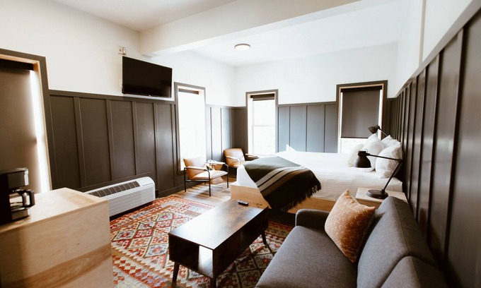 Rossland Hotel | The Flying Steamshovel Inn