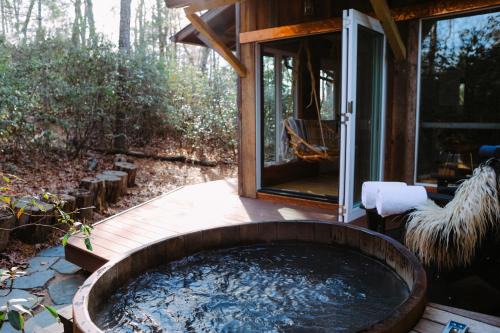 Fairview Apartamento | The Forest Bathhouse - Sauna, Soak, & Luxury