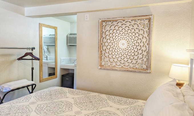 Manitou Springs Hotel | The Fountain Creek Inn of Downtown Manitou Springs [#102]