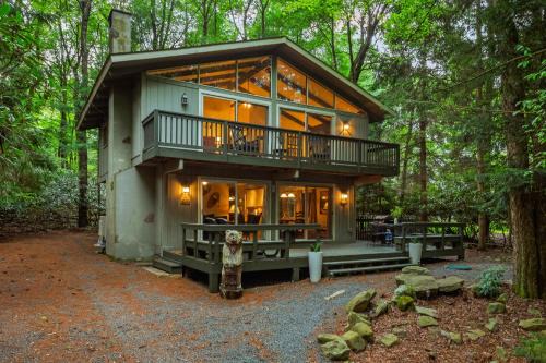 Pocono Pines Casa | The Four Seasonal by AvantStay Hot Tub Spacious Deck Fire Pit