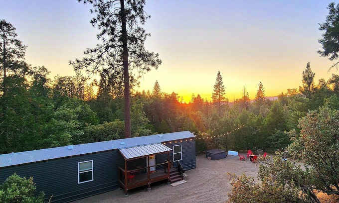 Oakhurst Cabaña | The Fox Den~cabin near Bass Lake w/ a spa, fire pit, king bed & forest access