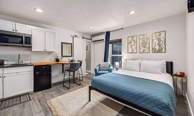University Park Apartamento | The Fox Den in Old Town! Pool, Sauna & Game Room