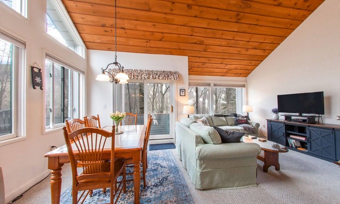 Lincoln Casa | The Fox Den: Low fees! 2 bed, 1 bath with AC Across from Loon Mountain. Sleeps 6
