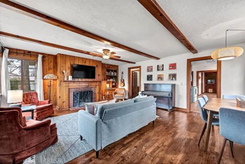 Siloam Springs Casa | The Fox Den