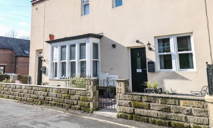 Belper Cabaña | THE FOX HOUSE, pet friendly, with a garden in Belper