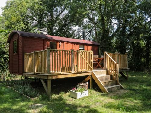 Shepperdine Casa | The Foxes Den Shepherds Hut