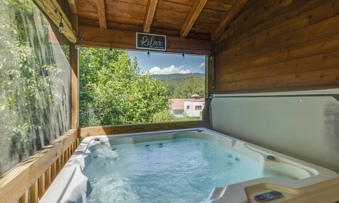 White Oak Lodge Cabina | The Foxtail Lodge - Bright, open spaces and a hot tub!