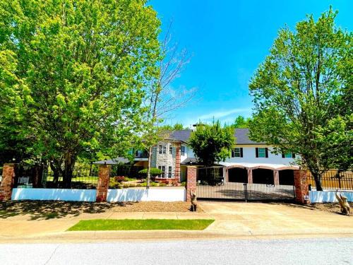 Fayetteville Casa | The Freedom Estate on Hamestring Creek